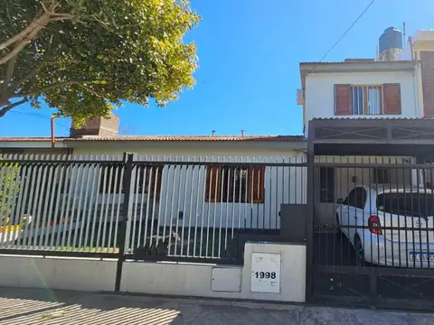 Casa 6 ambientes con 2 baños