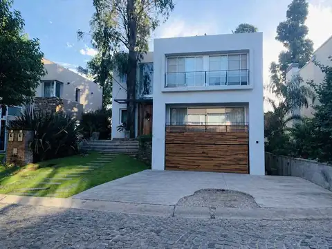 CASA DE 5 AMBIENTES EN VENTA EN BARRIO CERRADO DORREGO - Quilmes Centro