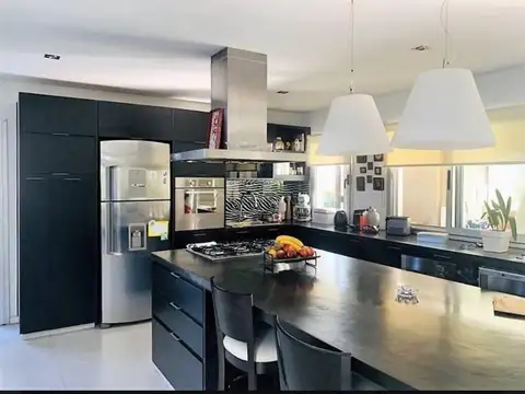 CASA DE 5 AMBIENTES EN VENTA EN BARRIO CERRADO DORREGO - Quilmes Centro