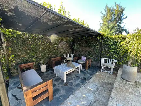 Casa duplex en VENTA 5 AMB. CON QUINCHO Y PILETA