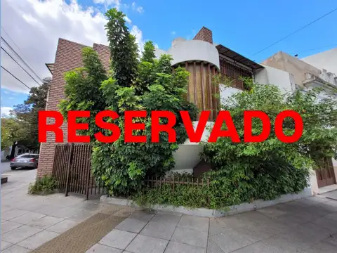 Excelente Casa en Esquina de 5 Ambientes. 4 Dormitorios uno en suite. Cochera P/ 2 Autos. Patio. Excelente ubicacion!