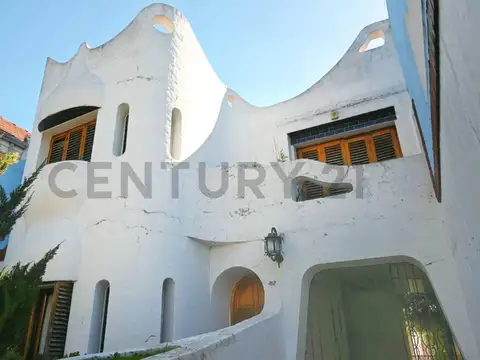 Venta de casa 5 ambientes Lomas de Zamora. Quincho y estudio en excelente ubicación