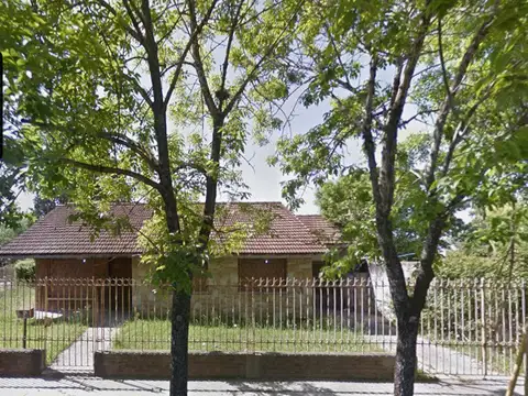 CASA DE 3 AMBIENTES CON  COCHERA CUBIERTA