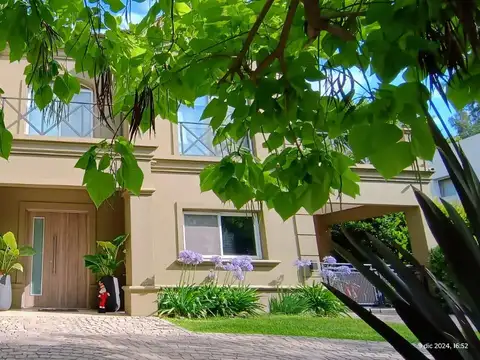 Casa en Alquiler con 2 cocheras