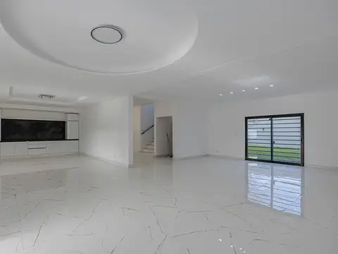 Casa en Venta con 3 cocheras