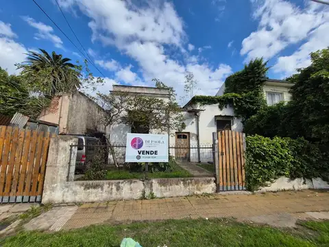 Casona de epoca a refaccionar 2 dpto 2 amb, gran lote