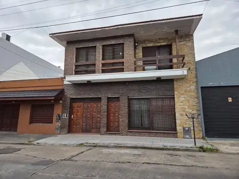 Casa 6 ambientes con 2 baños