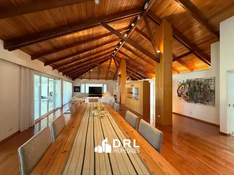 Casa 10 ambientes con 4 baños