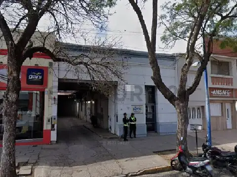 Galpón con oficinas sobre Avenida