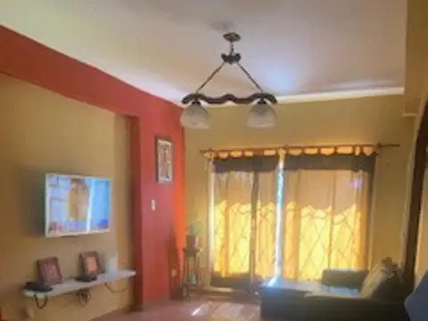 Casa en 2 plantas  de 4 ambientes con fondo