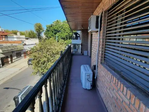 Casa en 3 plantas 5 amb y Galpon. Uso comercial y residencial