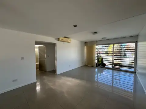 Departamento 3 ambientes con dependencia y cochera, en alquiler en Villa Devoto. Con amenities.