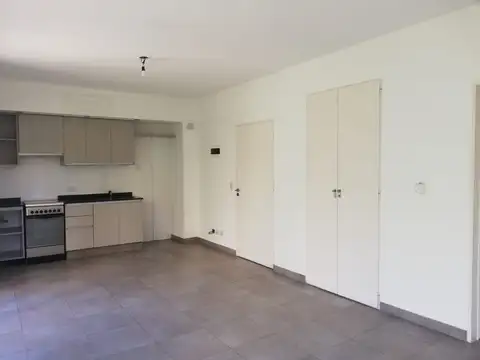 Excelente SEMIPISO muy luminoso al frente.