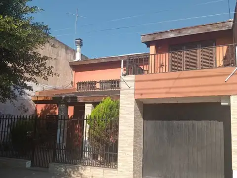 ALQUILER CASA 3 AMBIENTES CON PATIO , PARQUE Y PILETA