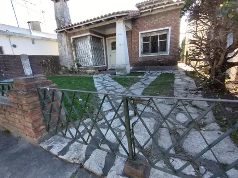   OPORTUNIDAD   CHALET SOBRE LOTE DE 8.66 X 25.30