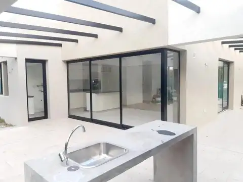 Casa en Alquiler con 3 cocheras