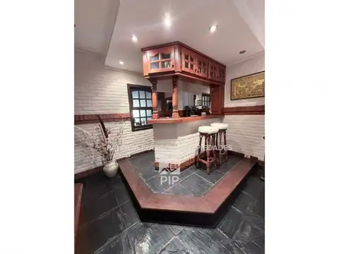 Casa en Venta con 3 cocheras