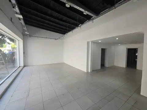 Alquiler Local sobre calle Cordoba. 225m2 Con patio. Amplia Vidriera. Paseo del Siglo Rosario