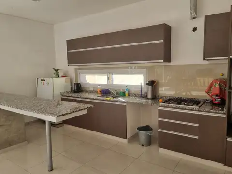 Casa 6 ambientes con 2 baños