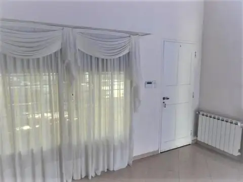 Casa 7 ambientes con 2 baños