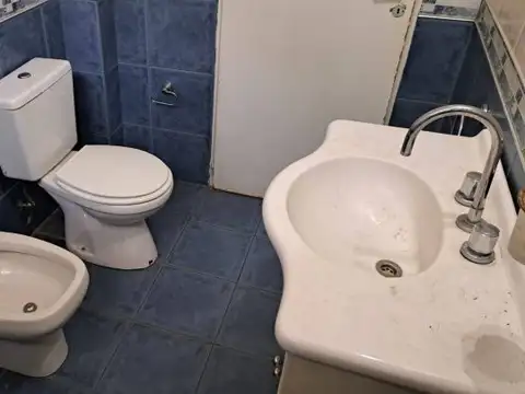 DEPARTAMENTO TIPO CASA DE 5 AMBIENTES  BALCON Y TERRAZA PROPIA, PLENO CENTRO COMERCIAL PISO ÚNI...