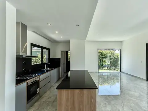 Casa en Alquiler con 2 cocheras