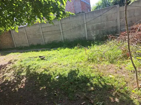 Casa en venta a refaccionar con gran lote