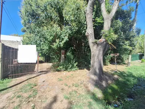 Casa en venta a refaccionar con gran lote