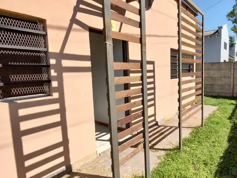 Casa en venta - 2 dormitorios 1 baño - 50mts2 - Villa Elisa, La Plata
