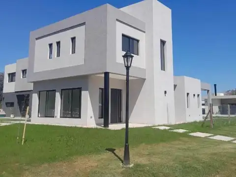 Casa Chalet  en Venta en Santa Elisa, Pilar del Este, Pilar