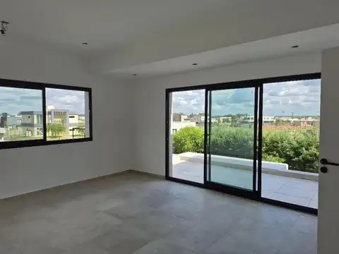 Casa 5 ambientes con 4 baños