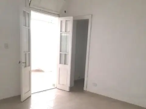 Alquiler casa al frente con garage