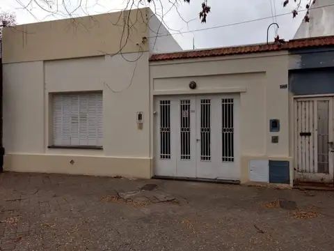 Alquiler casa al frente con garage