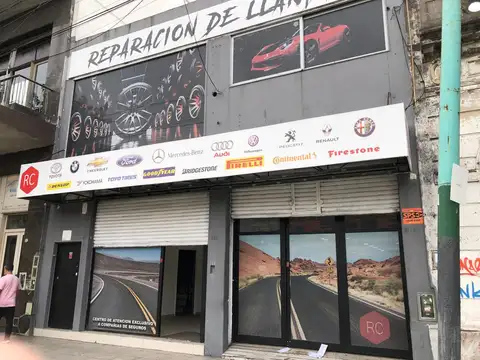 Excelente local.  Planta 9 X 19.  Con amplio entrepiso. Gran ubicación!