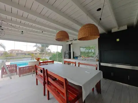 Casa 5 ambientes con 4 baños