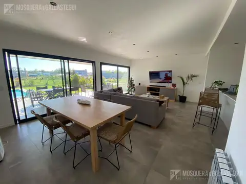 Casa 4 ambientes con 2 baños