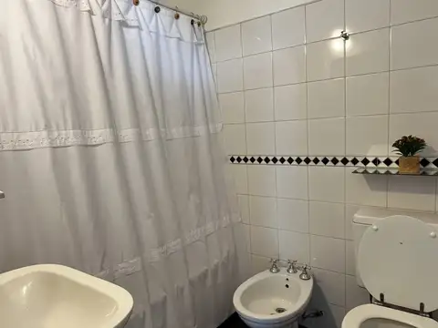 Departamento en alquiler en Flores. Sobre Avenida
