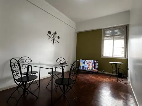 Departamento en alquiler en Flores. Sobre Avenida