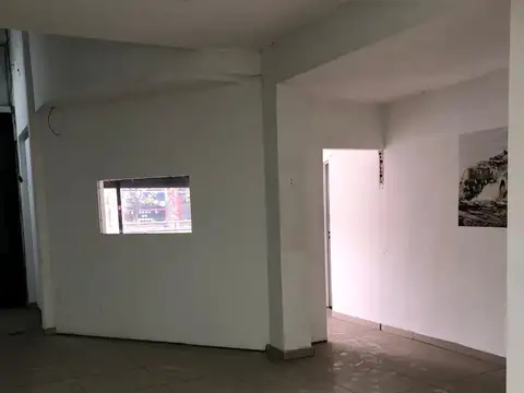 Excelente local.  Planta 9 X 19.  Con amplio entrepiso. Gran ubicación!