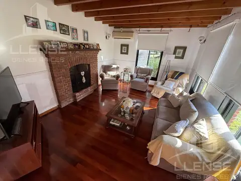 Casa de 5 ambientes con piscina, galería y gran parque en venta - Country Club El Carmen