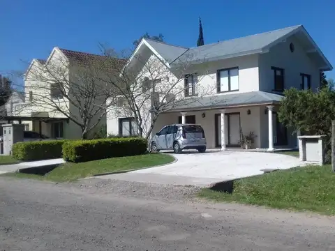 Casa en venta - 3 dormitorios 3 baños - 290mts2- Chascomus