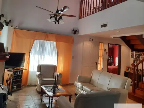 Casa 6 ambientes con 4 baños
