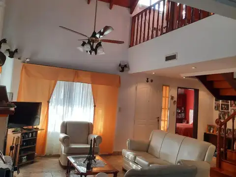 Casa 6 ambientes con 4 baños