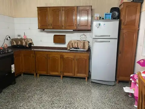 VENTA - CASA 2 DORMITORIO CON IMPORTANTE JARDIN