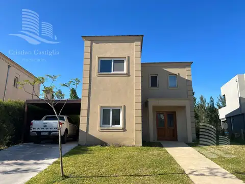 Venta- Casa en Los Castaños con Pileta