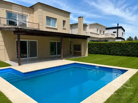 Venta- Casa en Los Castaños con Pileta