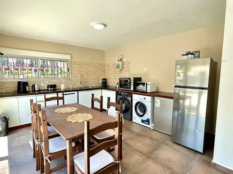Casa en Alquiler con 2 cocheras