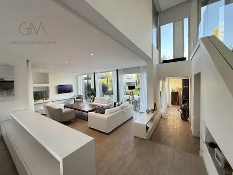 Casa en Venta con 4 cocheras