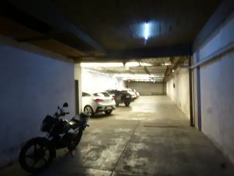 VENTA COCHERA CUBIERTA, P. BAJA,  EN VILLA URQUIZA