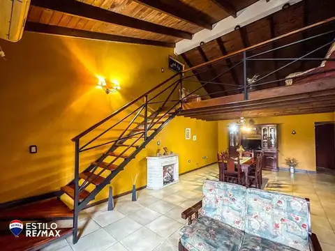 CASA DE DOS DORMITORIOS Y UN ESCRITORIO CON GARAGE